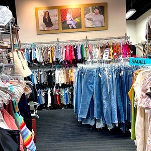 SILENT SUNDAY COME SHARE & SHOP LOW STARTS ❤️👋 LIVE SHOW NOTIFICATION 💃🛍️💕🥰